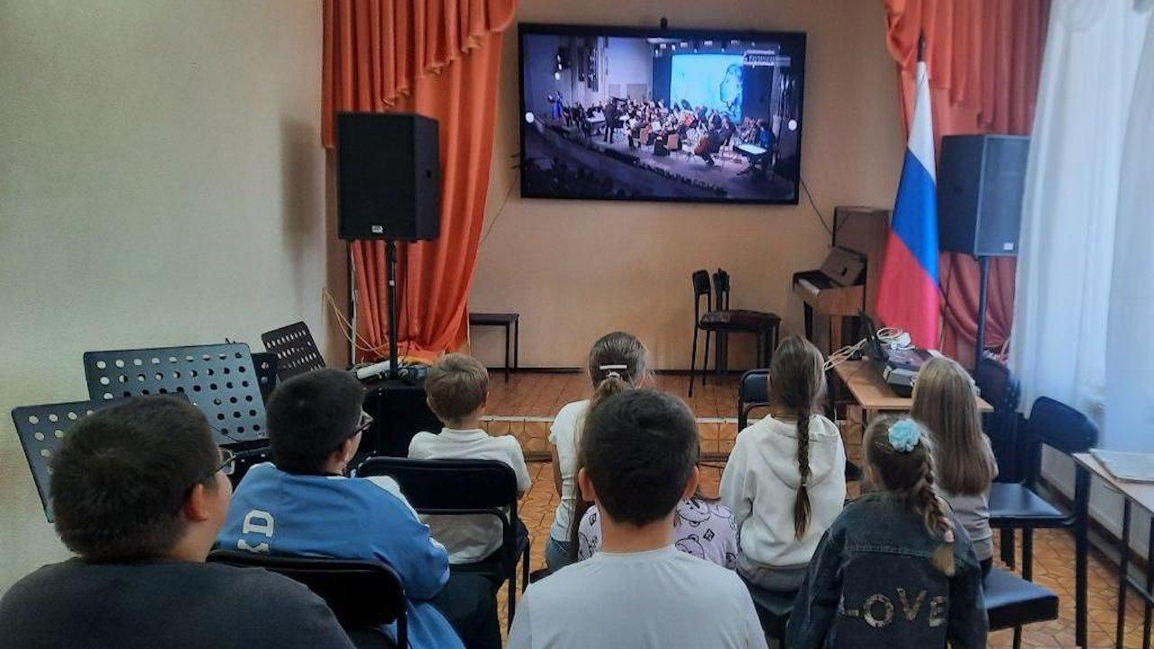 Виртуальные концерты Мурманской областной филармонии проходят в Приморской школе искусств